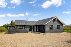 Exclusive Activity House From 2018 - 1022 في رينكوبنج: منزل أسود بسقف معدني