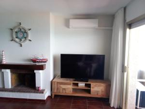TV a/nebo společenská místnost v ubytování Acogedor y Amplio Apartamento familiar a pie de playa