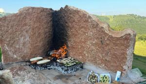 ErbezzoChalet I Porsili的户外烧烤架,上面放着一大堆食物