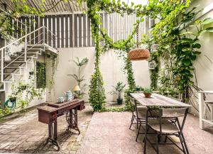 Kursi dan tanaman di area luar Royal Residence