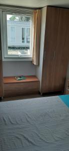 a window seat in a room with a window at Mobil home neuf 6 personnes in La Tremblade