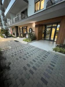 un gran edificio con una entrada delante de él en Hils Pallady - AMY Apartment, en Bucarest 1 foto más