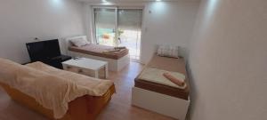 ein kleines Zimmer mit einem Bett und einem Schreibtisch in der Unterkunft Ceca & Dimi Apartments in Gevgelija