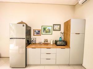 Meja dapur dan lemari es di Royal Residence Surabaya Barat