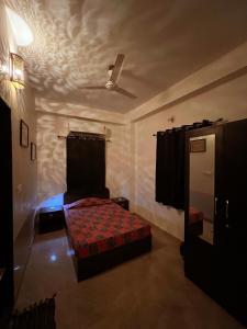 Voodi või voodid majutusasutuse TicAna Apartments with all amenities lake view & terrace garden Ac Kitchen wifi toas