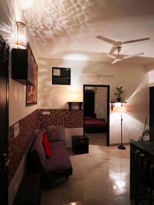 Televiisor ja/või meelelahutuskeskus majutusasutuses TicAna Apartments with all amenities lake view & terrace garden Ac Kitchen wifi