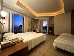 ein Hotelzimmer mit zwei Betten und Meerblick in der Unterkunft Souris Hotel in Rovies