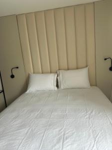Una cama o camas en una habitación de Neo Duos Intermares 7 fotos más