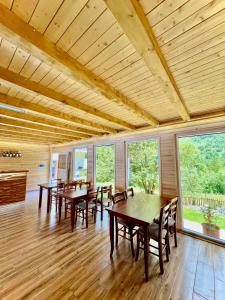 Restaurace v ubytování LAZER ÇARDAKU Guesthouse