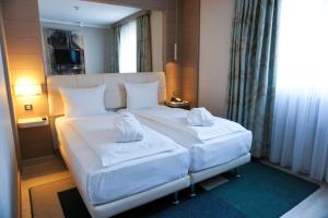 Postel nebo postele na pokoji v ubytování TITANIC Comfort Mitte