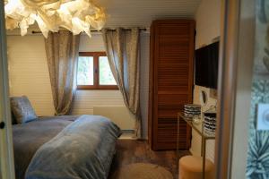 Postel nebo postele na pokoji v ubytování KÄBANE 85, Lodge avec spa au bord de l'eau