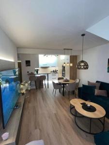 TV a/nebo společenská místnost v ubytování SiestaKey Apartmán 14