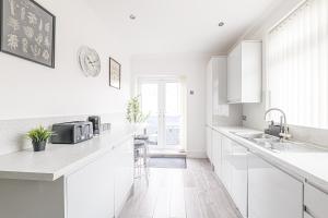 Η κουζίνα ή μικρή κουζίνα στο Luxury 4 Bedroom Apartment Southsea - Free Parking +44 φωτογραφίες