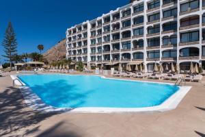 a large swimming pool in front of a hotel at Paradise Playa del Cura in Las Palmas de Gran Canaria
