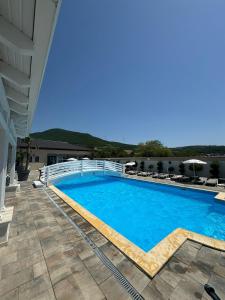 a large swimming pool on top of a building at Pensiunea Elis in Coronini