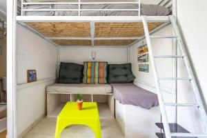 Zimmer mit einem Etagenbett und einem gelben Stuhl in der Unterkunft Guethary sur la plage in Guéthary