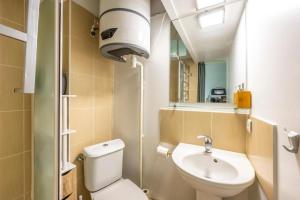 ein kleines Badezimmer mit Toilette und Waschbecken in der Unterkunft Guethary sur la plage in Guéthary