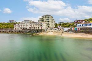 eine Gruppe von Gebäuden neben einem Gewässer in der Unterkunft Guethary sur la plage in Guéthary