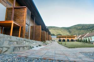 un edificio con un camino de piedra delante de un edificio en Zaz HOME, en Sasca Română