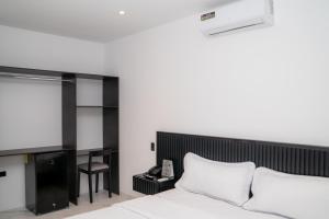 Voodi või voodid majutusasutuse Manta Surf Hotel toas