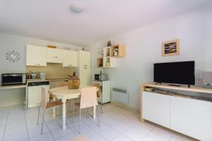 Kuchyň nebo kuchyňský kout v ubytování Douceur de Jouarres - Avec piscine + 8 fotografií