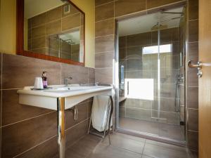 un baño con lavabo y ducha en Underscar - Grange, en Keswick