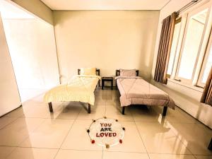 Kamar dengan dua tempat tidur single di Royal Residence Surabaya Barat