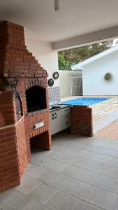 a brick oven in the middle of a patio at Casa em Águas de Lindóia in Águas de Lindóia