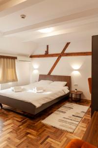 Postel nebo postele na pokoji v ubytování Prenoćište Omega Luxury