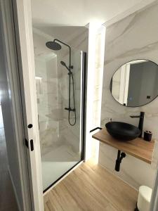 a bathroom with a black sink and a mirror at Piso Playa de Los Barcos in Isla +15 photos