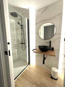 a bathroom with a sink and a mirror at Piso Playa de Los Barcos in Isla