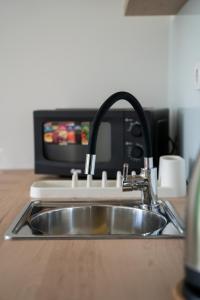 O bucătărie sau chicinetă la Apartmani Laketić