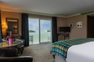 TV a/nebo společenská místnost v ubytování Connemara Coast Hotel