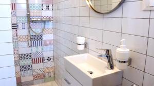 y baño con lavabo y espejo. en Park and Bike City Studio Zagreb, en Zagreb