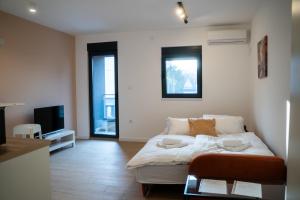 Un pat sau paturi într-o cameră la Apartmani Laketić