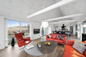 リンケビングにあるArchitect-Designed Activity House With A Unique Location - 1024のリビングルーム(赤い家具、テーブル付)