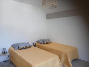 Postel nebo postele na pokoji v ubytování VILLARGONDRAN vélos en Maurienne garage motos