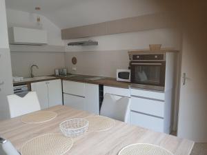 Η κουζίνα ή μικρή κουζίνα στο VILLARGONDRAN ski en Maurienne garage vélos