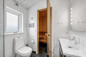 Et badeværelse på Bright And Modern Holiday Home - 1026 + 29 billeder