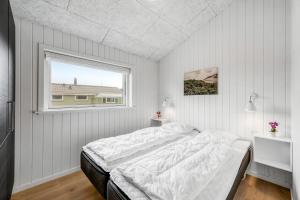 En eller flere senge i et værelse på Bright And Modern Holiday Home - 1026