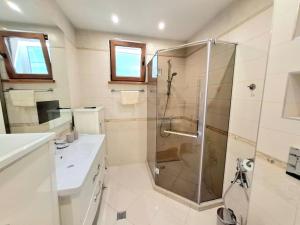 Ένα μπάνιο στο Spacious Prestige Penthouse +34 φωτογραφίες
