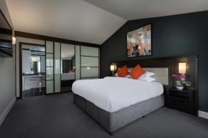 Postel nebo postele na pokoji v ubytování Connemara Coast Hotel