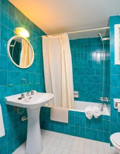 Ένα μπάνιο στο Apartamentos Cala LLonga Playa