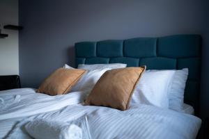 Un pat sau paturi într-o cameră la Apartmani Laketić