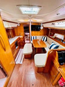 Una vista de un barco con una mesa y sillas. en Sailing Experience in San Blas, en Garrote