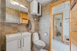 Un baño pequeño con inodoro y lavabo. en Cozy Holiday Home, Located In The Peaceful Area Of Klegod - 1038, en Ringkøbing 25 fotos más