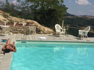 Bazén v ubytování Borgo Storico Cisterna nebo v jeho okolí