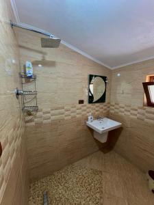 Koupelna v ubytování LAZER ÇARDAKU Guesthouse