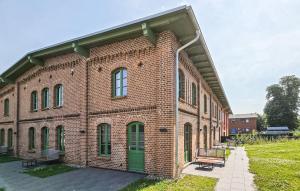 クリンクにあるAmazing Apartment In Klink With Wifiの緑の扉のある大きなレンガ造りの建物