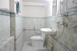 un bagno con un water e un lavandino di Jhigu Homestay Patan a Kathmandu